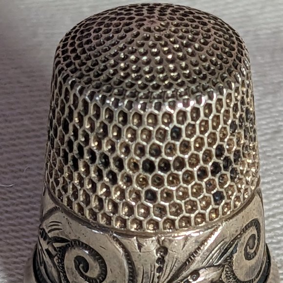 Victorian Sterling Thimble Embossed Design Scrollwork Engraved Marked 11 - Picture 2 of 6
